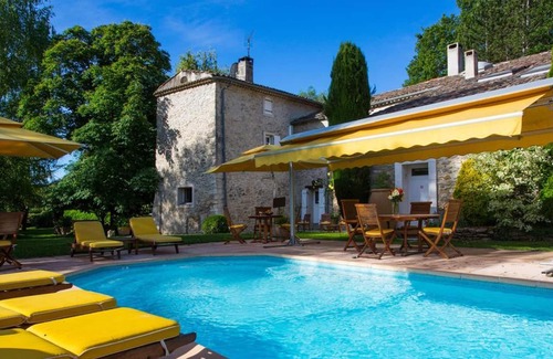 Forcalquier Apartment | Homerez - Apartment for 2 pers. with shared pool in Forcalquier