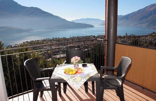 Vercana Apartment | Homerez - Apartment in Vercana with lake view
