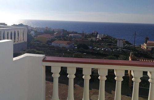 La Caleta Apartment | Homerez - Appartement for 4 ppl. with sea view, terrace and balcony at La Caleta