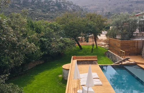 Alvados Apartment | Homerez - Appartement for 2 ppl. with shared pool, garden and balcony at Alvados