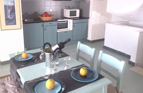 Akrogialion Apartment | Homerez - Beautiful apartment With sea view and garden