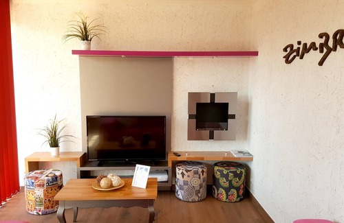 Seia House | Homerez - Beautiful bungalow for 6 ppl. with shared pool and terrace at Furtado