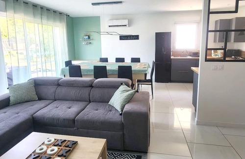 Saint-Mard House | Homerez - Big house for 9 ppl. with jacuzzi and terrace at Saint-Mard