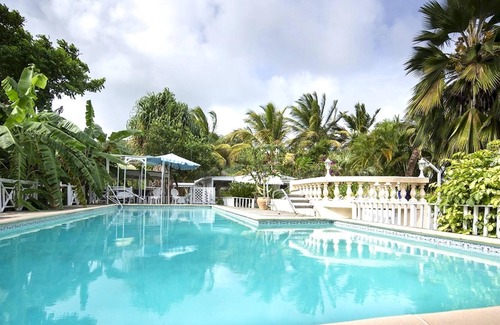Grand-Bourg House | Homerez - Bungalow 700 m away from the beach with shared pool and jacuzzi