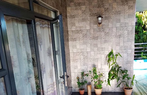 Saint Felix House | Homerez - Bungalow 2 km away from the beach for 7 ppl. with jacuzzi and garden