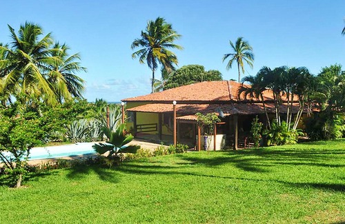 Barra do Jacuipe Ski Chalet | Homerez - Chalet in the mountains 2 km from the beach with shared pool and garden