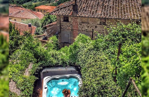 Massa House | Homerez - Charming house in Massa e Cozzile with jacuzzi