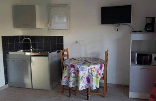 Martigues House | Homerez - Charming House in Martigues with Garden and Air Conditioning