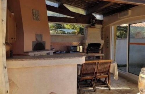 Martigues House | Homerez - Charming House in Martigues with Garden and Air Conditioning