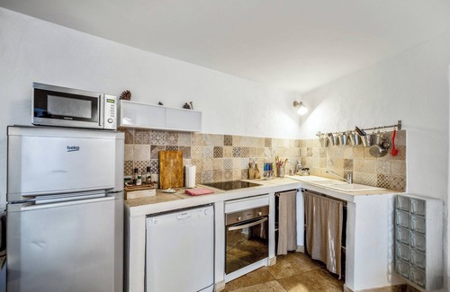 Bonnieux House | Homerez - Charming House in Bonnieux with Terrace and Garden View