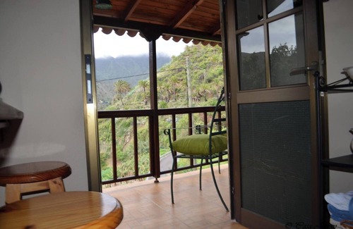 Hermigua Ski Chalet | Homerez - Cosy Chalet with Terrace in Hermigua - Ideal for Couples