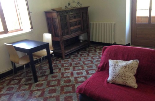 Bourg-le-Comte Apartment | Homerez - Cosy Flat - Bourg-le-Comte