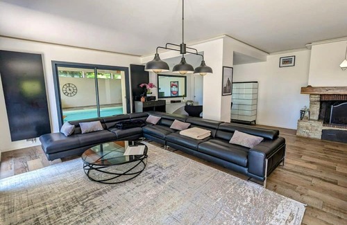 Parmain Villa | Homerez - Elegant villa with a private pool in Parmain