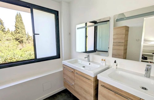 Parmain Villa | Homerez - Elegant villa with a private pool in Parmain