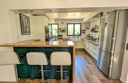 Parmain Villa | Homerez - Elegant villa with a private pool in Parmain
