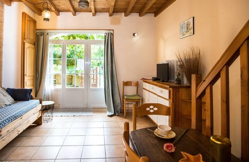 Saint-Front-de-Pradoux House | Homerez - House for 4 ppl. with shared pool and spa at Saint-Front-de-Pradoux