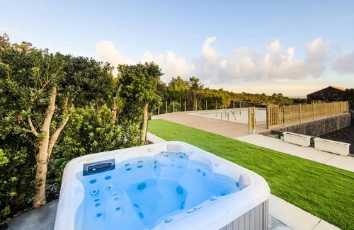 Sao Roque do Pico House | Homerez - House for 4 ppl. with shared pool, jacuzzi and sea view at Lajido