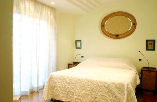 Mogliano House | Homerez - House for 8 ppl. with shared pool, jacuzzi and garden at Mogliano