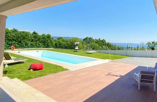 Vila Verde Villa | Homerez - Large villa for 9 pers. with pool and garden in São Miguel do Prado