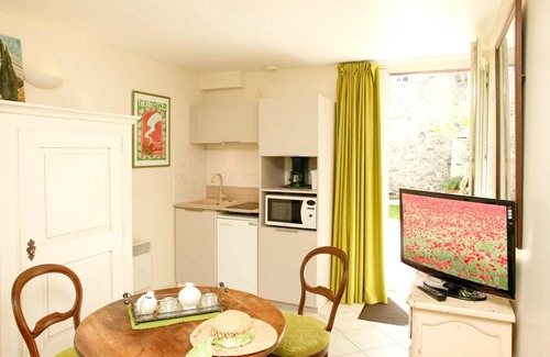 Forcalquier Apartment | Homerez last minute deal - Amazing studio with shared pool