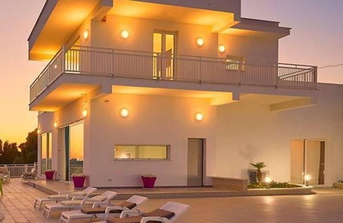 Favara Villa | Homerez - Luxurious Villa with Pool in Favara