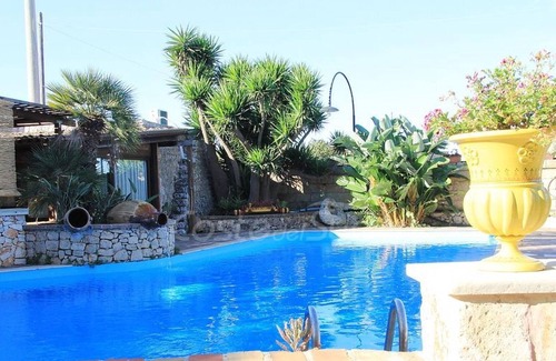 Castrignano del Capo Apartment | Homerez - Nice appartement 4 km away from the beach for 6 ppl. with shared pool