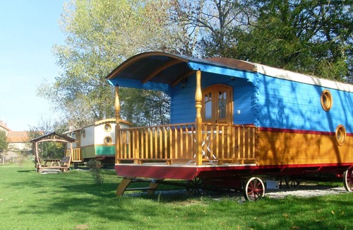 Saint-Pardoux House | Homerez - Nice bungalow for 4 ppl. with shared pool and garden at Saint-Pardoux