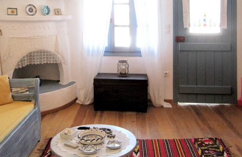 Skiros House | Homerez - Nice house with terrace and mountain view