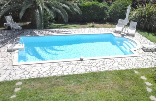 Solaro Villa | Homerez - Relaxing Villa in Solaro with Private Pool and Garden