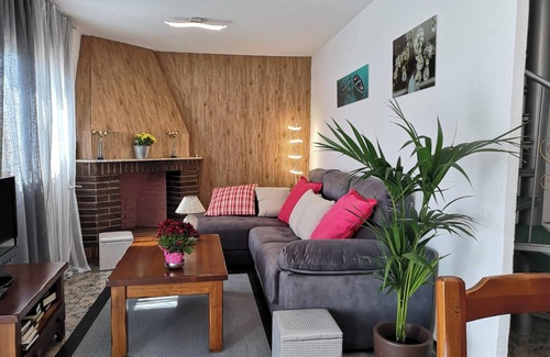 Deltebre House | Homerez - Spacious House in Deltebre, Terrace Included