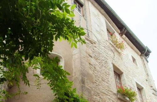 Chablis House | Homerez - Spacious house for 6 ppl. with jacuzzi at Chablis