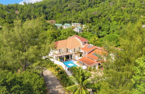 Glacis House | Homerez - Spacious House with Shared Pool in Machabee