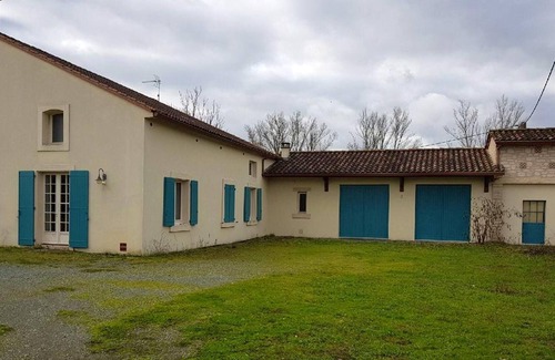 Albi House | Homerez - Spacious house with terrace and balcony