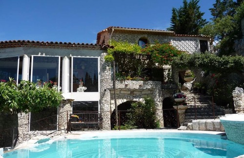 Lussan Villa | Homerez - Spacious villa for 8 ppl. with swimming-pool and terrace at Lussan