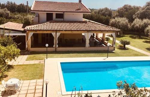 Floridia Villa | Homerez - Spacious villa for 6 ppl. with swimming-pool and garden at Floridia