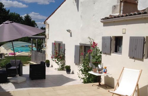 Saint-Jean-d'Angely Apartment | Homerez - Studio for 3 ppl. with swimming-pool and garden at Saint-Jean-d'Angély