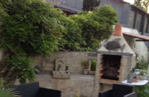 Saint-Jean-d'Angely Apartment | Homerez - Studio for 3 ppl. with swimming-pool and garden at Saint-Jean-d'Angély