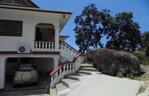 Zig Zag Ward Apartment | Homerez - Studio with sea view Mahé.