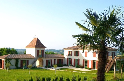 Villeneuve-sur-Lot Villa | Homerez - Villa for 18 ppl. with swimming-pool and terrace at Villeneuve-sur-Lot