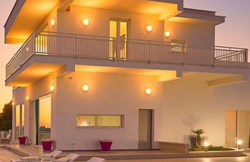Favara Villa | Homerez - Villa 10 km away from the beach with swimming-pool and jacuzzi