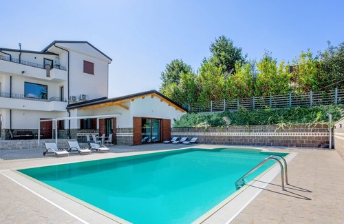 Caiazzo Villa | Homerez - Villa for 17 ppl. with swimming-pool, garden and terrace at Caiazzo