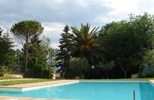Mogliano Villa | Homerez - Villa for 8 ppl. with swimming-pool, jacuzzi and garden at Mogliano