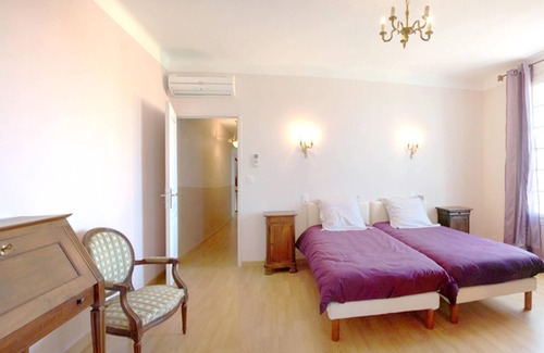 Ventenac-Cabardes Villa | Homerez - Villa for 6 ppl. with swimming-pool and jacuzzi at Ventenac-Cabardès