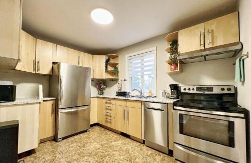Richmond Hill House | Homestay At Major Mackenzie Drive-CENTRAL LOCATION-WALKING PLAZA