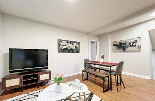 Richmond Hill House | Homestay At Major Mackenzie Drive-CENTRAL LOCATION-WALKING PLAZA