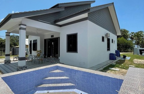 Paya Bemban House | Homestay PCB. 5 minute walk to the Pantai Cahaya Bulan Beach