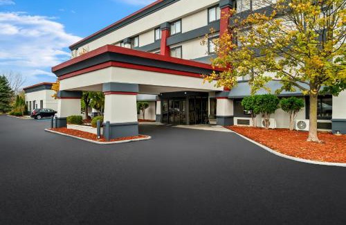 Flint Hotel | HomeTowne Studios by Red Roof Flint