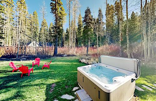 Tahoe Pines House | Homewood Cabin Among the Pines