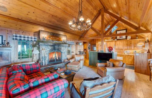 Homewood House | Homewood Lakefront by AvantStay Private Beach Lake Access Views