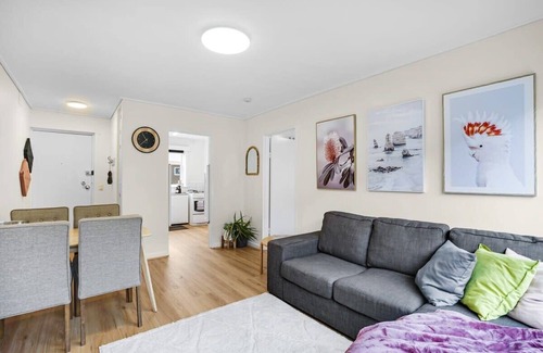 Thornbury Apartment | Homey 1 bdrm Thornbury Apt. near restaurants+shops